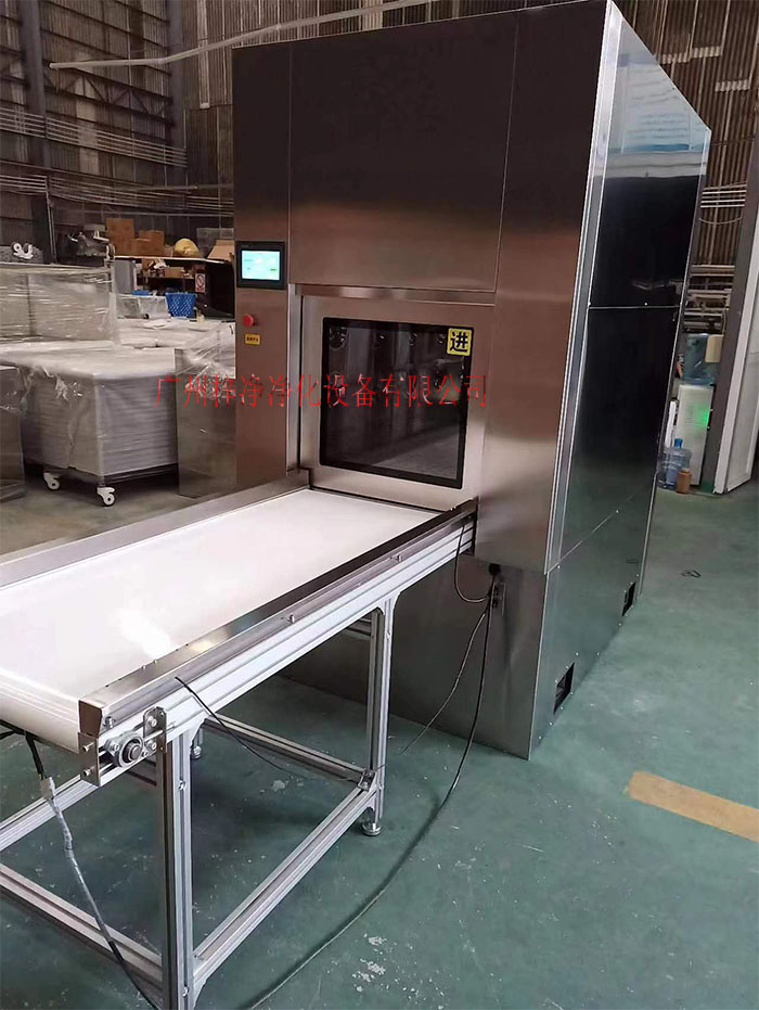 輸送帶傳遞窗還可吹淋被傳遞物品的表面，防止物品可能攜帶塵埃進入潔凈室。