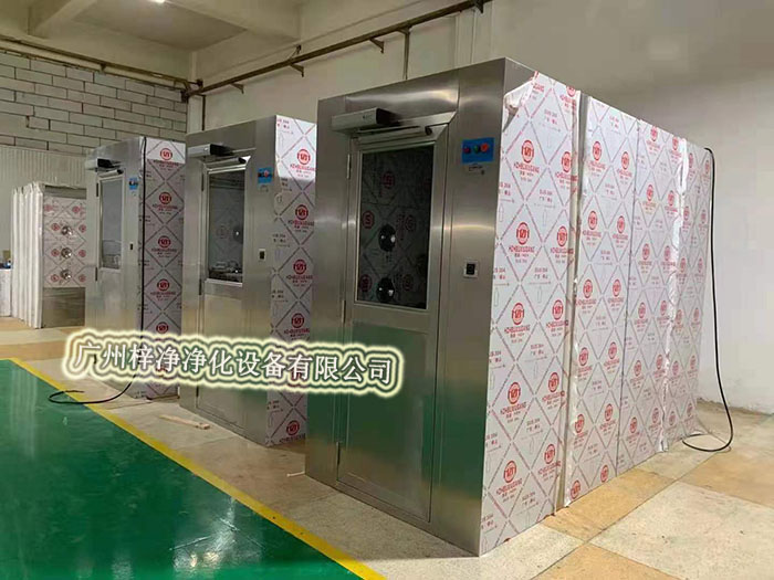 風(fēng)淋室通過高速氣流將塵埃吹離工作人員的衣物和頭發(fā),有效降低了進(jìn)入潔凈室內(nèi)的塵埃量,從而維護(hù)了潔凈室內(nèi)的空氣質(zhì)量。 風(fēng)淋室通過高速氣流將塵埃吹離工作人員的衣物和頭發(fā),有效降低了進(jìn)入潔凈室內(nèi)的塵埃量,從而維護(hù)了潔凈室內(nèi)的空氣質(zhì)量。