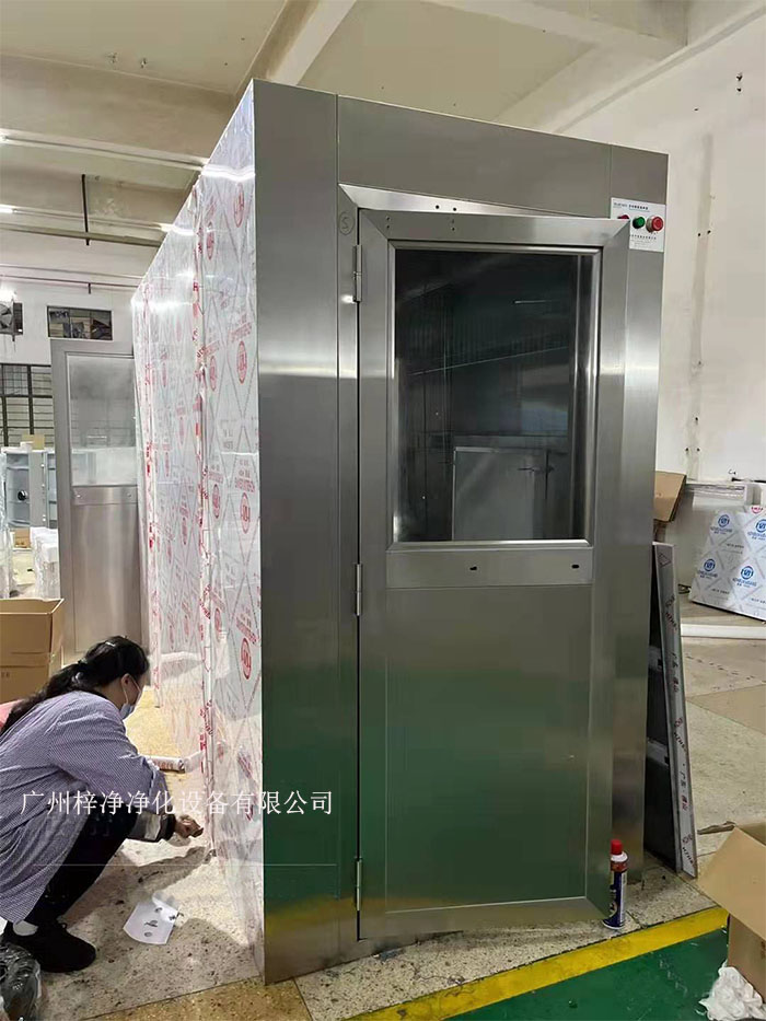 首先對(duì)風(fēng)淋室進(jìn)行清理