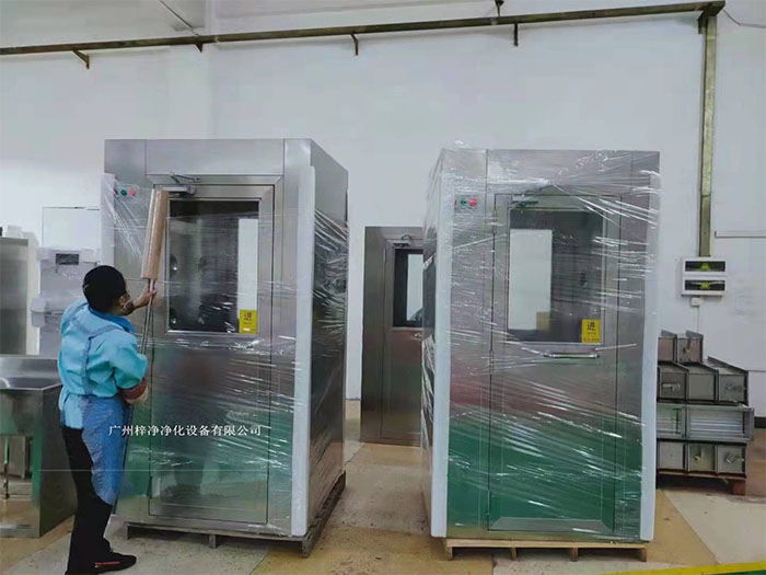 在風(fēng)淋室外部包裝上，使用纏繞膜可以進(jìn)一步提高包裝的密封性和抗沖擊性。