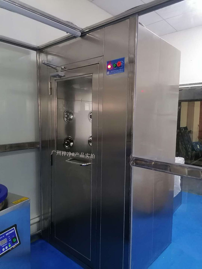 藥行業(yè)實(shí)驗(yàn)室的風(fēng)淋室可以根據(jù)實(shí)驗(yàn)室的具體需求進(jìn)行定制,包括風(fēng)淋室尺寸、風(fēng)淋室風(fēng)速、風(fēng)淋室高效空氣過(guò)濾器過(guò)濾效率等,以適應(yīng)不同實(shí)驗(yàn)活動(dòng)的需要。 藥行業(yè)實(shí)驗(yàn)室的風(fēng)淋室可以根據(jù)實(shí)驗(yàn)室的具體需求進(jìn)行定制,包括風(fēng)淋室尺寸、風(fēng)淋室風(fēng)速、風(fēng)淋室高效空氣過(guò)濾器過(guò)濾效率等,以適應(yīng)不同實(shí)驗(yàn)活動(dòng)的需要。