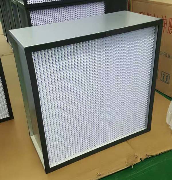 HEPA高效過(guò)濾器能夠過(guò)濾掉0.3微米以上的微粒,對(duì)于大多數(shù)潔凈室的要求已經(jīng)足夠。 HEPA高效過(guò)濾器能夠過(guò)濾掉0.3微米以上的微粒,對(duì)于大多數(shù)潔凈室的要求已經(jīng)足夠。